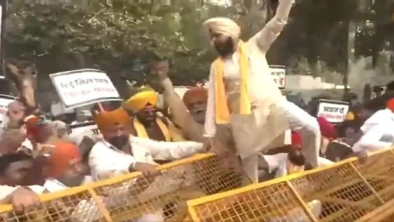 दिल्ली के कनाडा उच्चायोग के सामने प्रदर्शन, बैरिकैड्स पर चढ़ गए प्रदर्शनकारी,  ब्रैम्पटन के मंदिर पर हुए हमले का विरोध