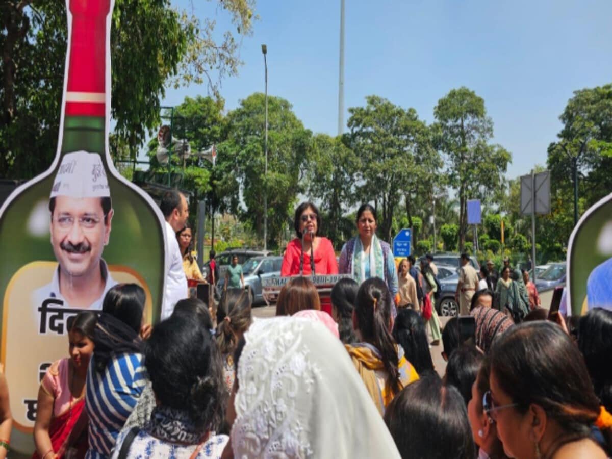 bjp make selfie point of sheeshmahal and liquor scam in delihi Palika  Market demands arvind kejirwal resign - शीशमहल से लेकर शराब घोटाले तक, BJP  ने दिल्ली में सेल्फी प्वाइंट बना केजरीवाल