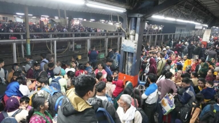 नई दिल्ली रेलवे स्टेशन पर प्लेटफॉर्म टिकट की बिक्री बंद, हादसे से सबक लेते हुए बढ़ती भीड़ देख लिया फैसला