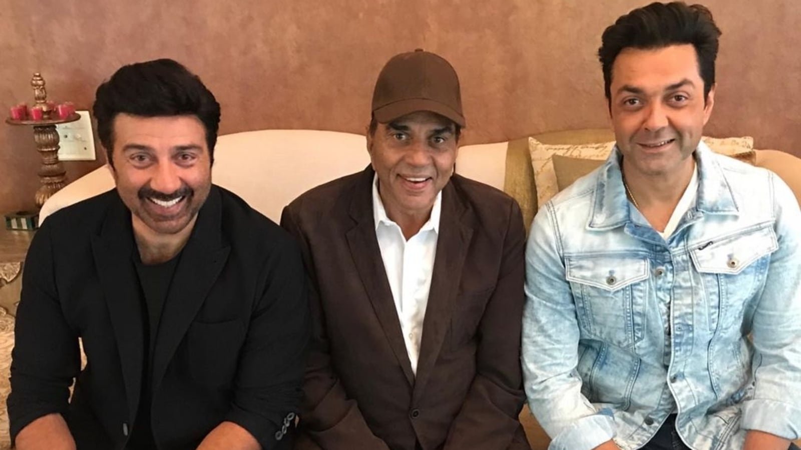 Sunny Deol shares a perfect picture with Dharmendra and Bobby Deol, fans  call them 'Dharam ke Veer Putra' | Bollywood