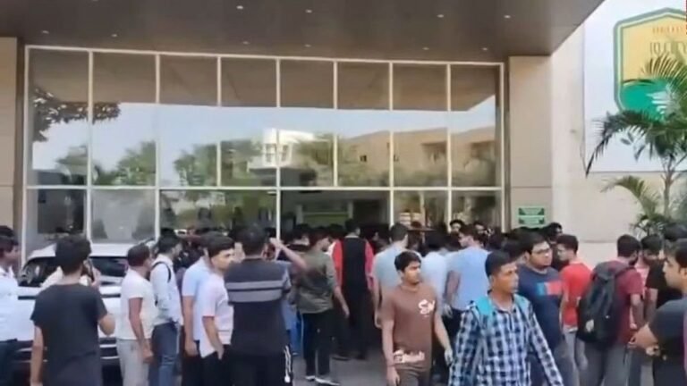 पश्चिम बंगाल के दुर्गापुर में प्राइवेट मेडिकल स्टूडेंट के साथ रेप, दोस्त के साथ हॉस्टल से बाहर गई थी, विद्यार्थियों ने किया प्रदर्शन