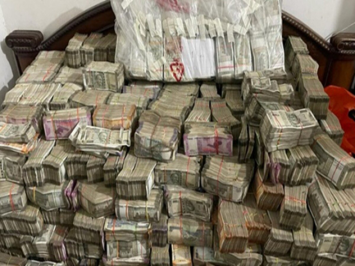 ed raids in Kolkata business man house bring cash counting machine -  कोलकाता में व्यापारी के घर ED की रेड, 18 करोड़ बरामद, गिनती अभी भी जारी,  पश्चिम बंगाल न्यूज