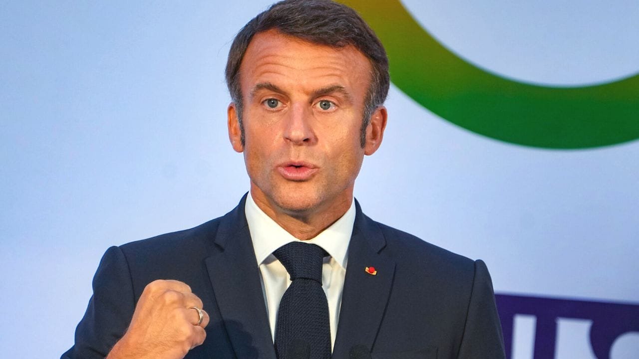 G20 के बाद फ्रांस के राष्ट्रपति इमैनुएल मैक्रों पहुंचे बांग्लादेश, सेना ने दी 21 तोपों की सलामी | G20 Summit French President Emmanuel Macron reached Bangladesh army gave 21 gun ...