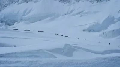 माउंट एवरेस्ट के चीनी हिस्से में बर्फीला तूफान: 900 से अधिक पर्वतारोही और कर्मचारी सुरक्षित बचाए गए