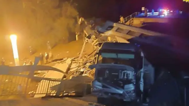 रूस में पुल के ट्रेन पर गिरने से सात लोगों की मौत - BBC News हिंदी