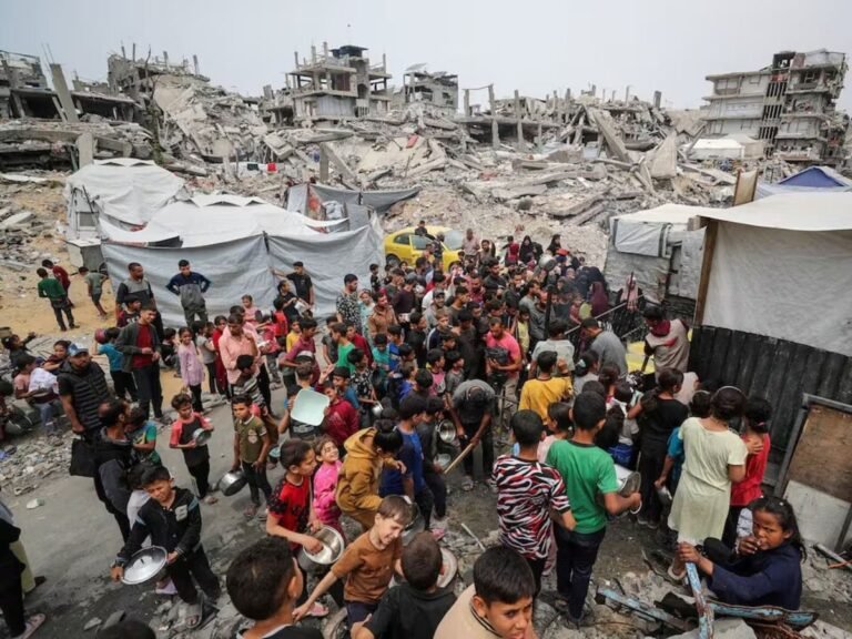 गाजा  में मानवीय संकट गहराया: भूख से बेहाल फिलिस्तीनियों ने UN खाद्य ट्रकों को लूटा, भगदड़ में 21 की मौत