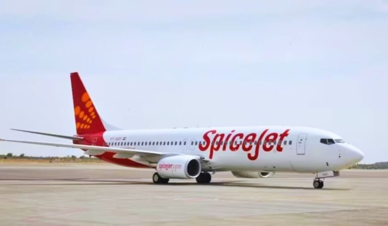 दिल्ली से शिलॉन्ग जा रहे विमान की विंडस्क्रीन में दरार, पटना में कराई गई स्पाइसजेट के प्लेन की इमरजेंसी लैंडिंग