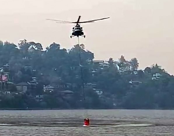 उत्तराखंड में जंगल की आग बुझाने के लिए वायुसेना के हेलीकॉप्टर को लगाया गया  | उदयवाणी