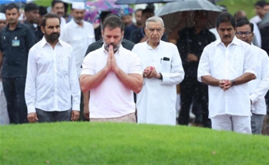 Rahul Gandhi ने प्रथम प्रधानमंत्री पंडित जवाहरलाल नेहरू को श्रद्धांजलि  अर्पित की