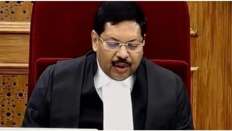 सुप्रीम कोर्ट में सीजेआई गवई के सामने वकील ने किया हंगामा, जूता निकालने की कोशिश