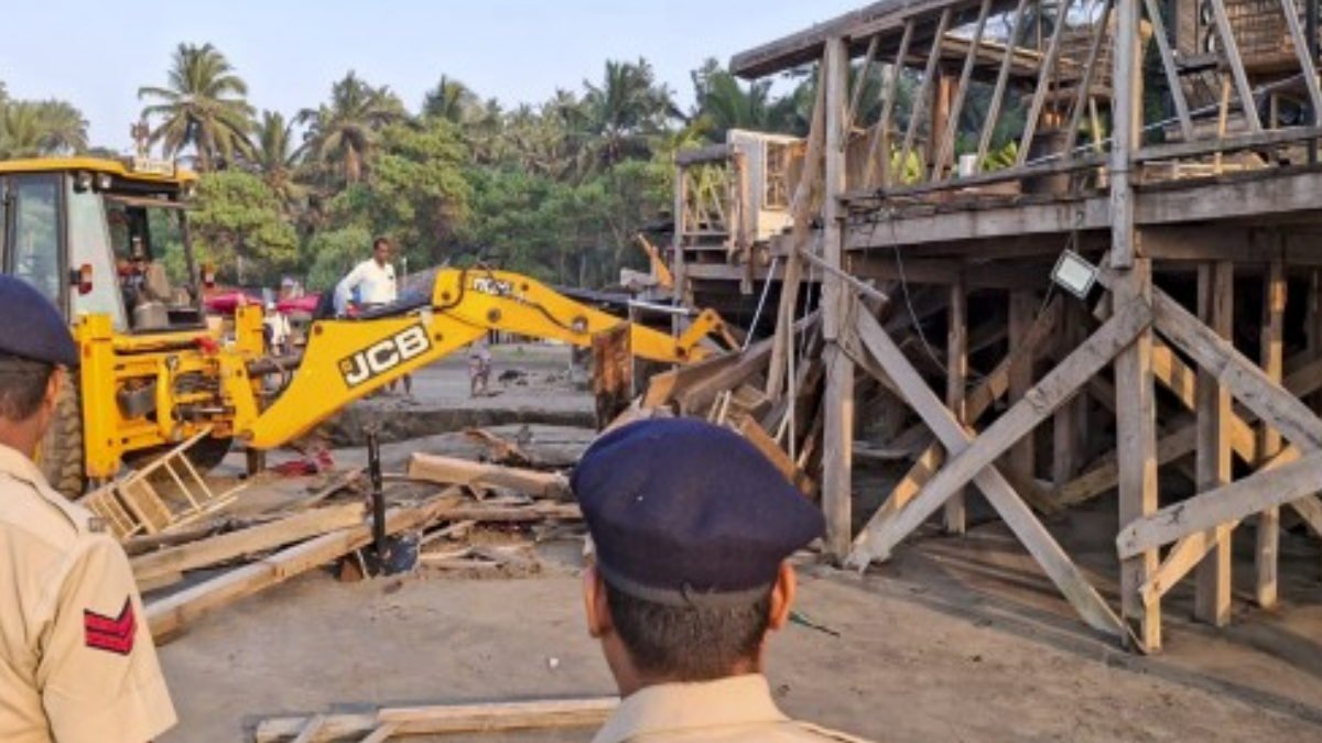 Goa Nightclub Fire: गोवा में लूथरा ब्रदर्स के 'रोमियो लेन' रेस्तरां पर चला  बुलडोजर, हुआ ये बड़ा खुलासा, Video | Goa Nightclub Fire: Bulldozer hits Goa  Night Club 'Romeo Lane' restaurant, big