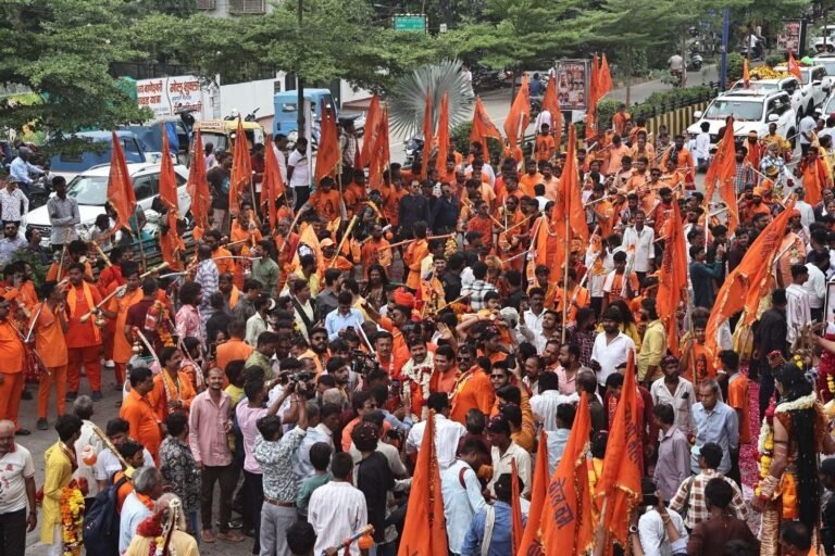 सनातनी विधायक की कांवड़ यात्रा पूरी तरह फ्लॉप, होर्डिंग और स्वागत मंच जितने लोग भी नहीं आए नजर