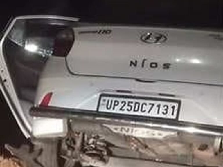 गूगल मैप के भरोसे नहीं रहें, मथुरा-बरेली हाईवे पर मिट्टी के टीले से टकराई कार, दो लोग घायल