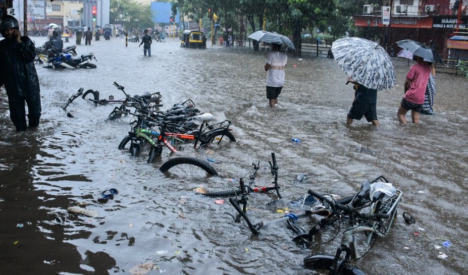 Surat Rain - Gujarat Rains: सड़कें डूबीं, घरों में पानी, जगह-जगह फंसी  गाड़ियां... मूसलाधार बारिश ने बदल दी गुजरात की 'सूरत' - Surat streets roads  flooded by monsoon rains IMD issue ...