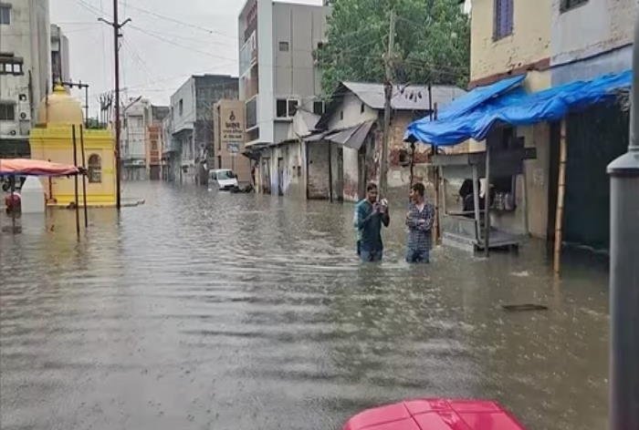 भारी बारिश से गुजरात में बाढ़ जैसे हालात, बिहार-झारखंड समेत 13 राज्यों में Heavy Rainfall का अलर्ट; पढ़ें- IMD का ताजा अपडेट