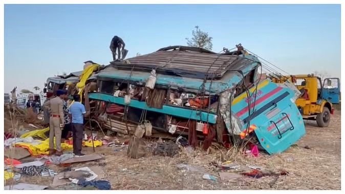 गुजरात के डांग में मध्यप्रदेश के श्रद्धालुओं को लेकर जा रही बस खाई में गिरी, पांच लोगों की मौत, कई घायल