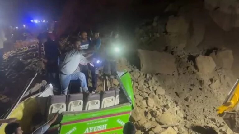 हिमाचल प्रदेश के बिलासपुर में बस पर गिरा पहाड़ का मलबा, 15 यात्रियों की मौत, कई घायल