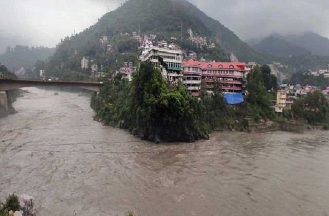 हिमाचल में मूसलाधार बारिश का कहर: छह जिलों में रेड अलर्ट, नौ जिलों में स्कूल बंद