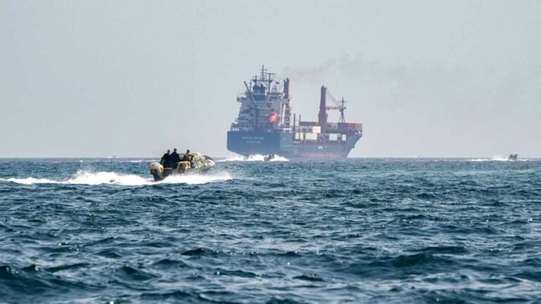 होर्मुज जलडमरूमध्य पर बढ़ा टकराव: अमेरिका की नाकेबंदी, ईरान की डूबाने की धमकी