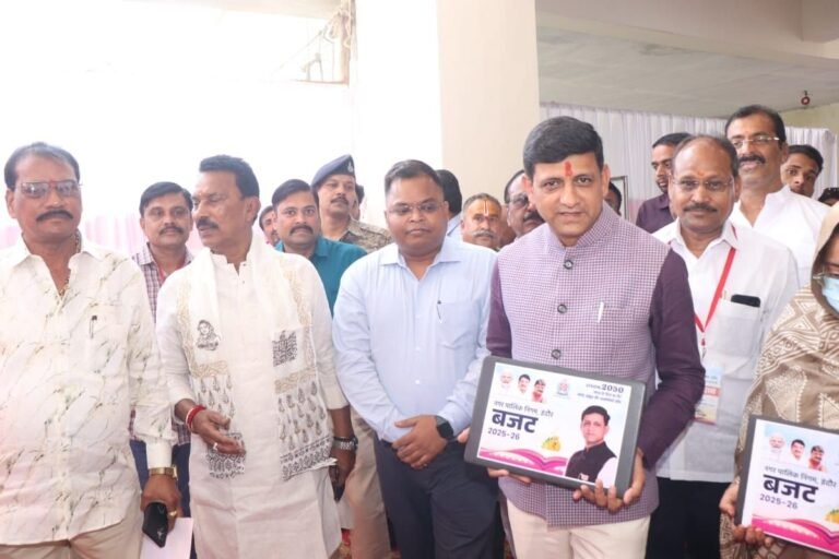 इंदौर नगर निगम में 8 हजार करोड़ का बजट पेश, जनता पर नहीं बढ़ाया कोई भार, बिल घोटाले पर कांग्रेस का हंगामा