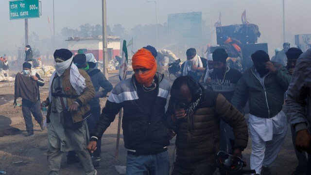Farmers Protest tear gassed on cops claim protesters burned stubble added  chilli powder - Farmer Protest: आंसू गैस का जवाब में किसानों ने मिर्च पाउडर  डालकर जलाई पराली, 12 पुलिसवाले घायल ...