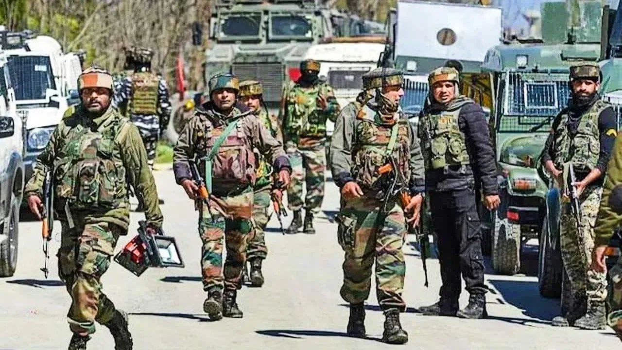 Kishtwar Encounter: जम्मू-कश्मीर के किश्तवाड़ में आतंकियों के साथ मुठभेड़  जारी, 3 आतंकी घिरे; 1 जवान शहीद | Jammu Kashmir Kishtwar Encounter Between  Security Forces Terrorists Four ...
