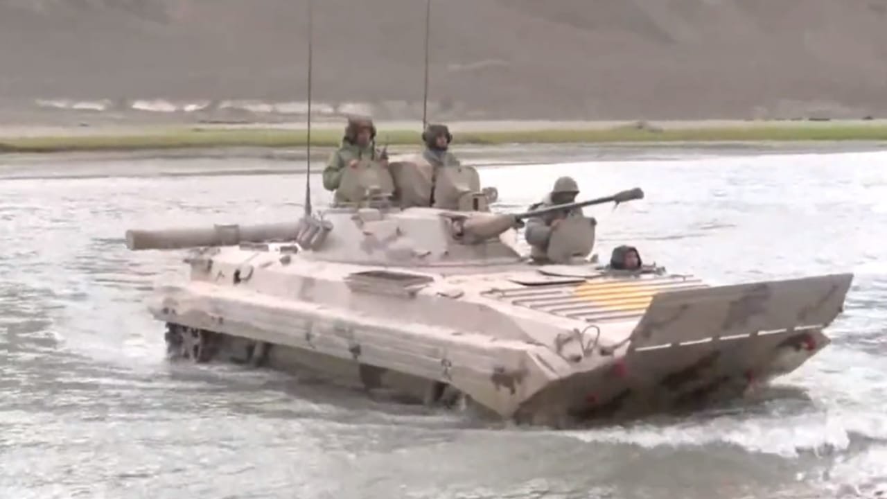 Indian Army Tanks And Combat Vehicles Carry Out Drills Of Crossing The  Indus River In The Eastern Ladakh Area - Amar Ujala Hindi News Live -  Indian Army:दुश्मनों को ठिकाने लगाने सिंधु नदी के पार पहुंचे सेना के टैंक,  युद्धाभ्यास में दिखा पराक्रम