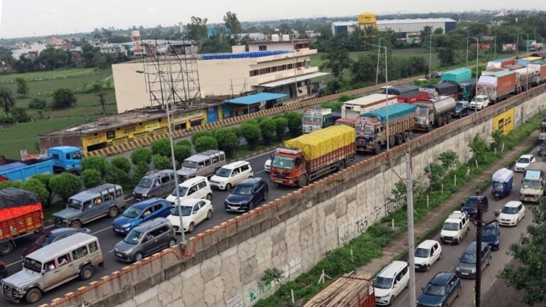 एनएचएआई ने बिना सर्विस रोड शुरू कर दिया पुल का काम, इसलिए इंदौर-देवास रोड पर लग रहा जाम, चालान काटने वालों को भी कलेक्टर ने अब लगाया काम पर