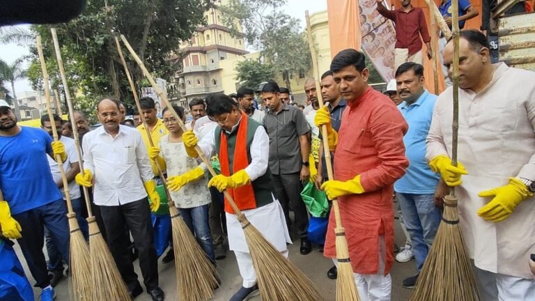 आज ठहाका मार हंस रही थीं राजवाड़ा की सड़कें, सुबह-सुबह नई झाड़ू के साथ नए ग्लव्स पहने कुछ ‘एक्टर’ जो आए थे