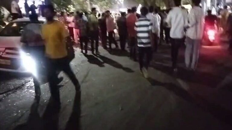 इंदौर के एयरपोर्ट रोड पर एक ट्रक ने राह चलते लोगों को कुचला, कई लोगों की मौत, लोगों ने ट्रक में लगाई आग