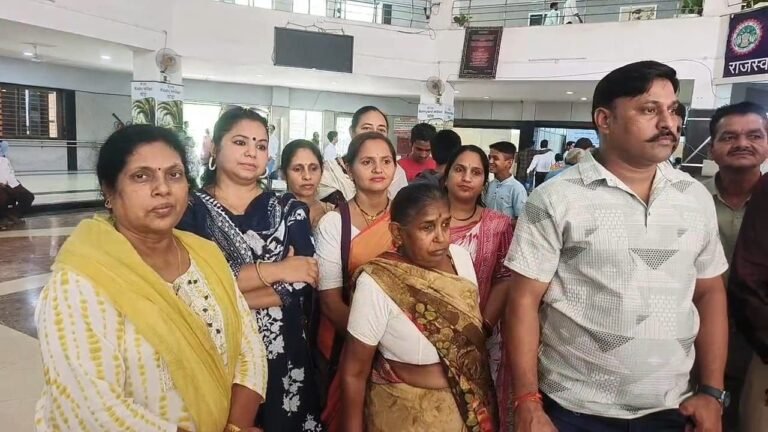 भूमाफियाओं ने सेना को भी नहीं बख्शा, महू की गेलेन्ट्री लैंड मार्क कॉलोनी के रहवासी पहुंचे कलेक्टोरेट, कहा-गांव से बदतर है जीवन