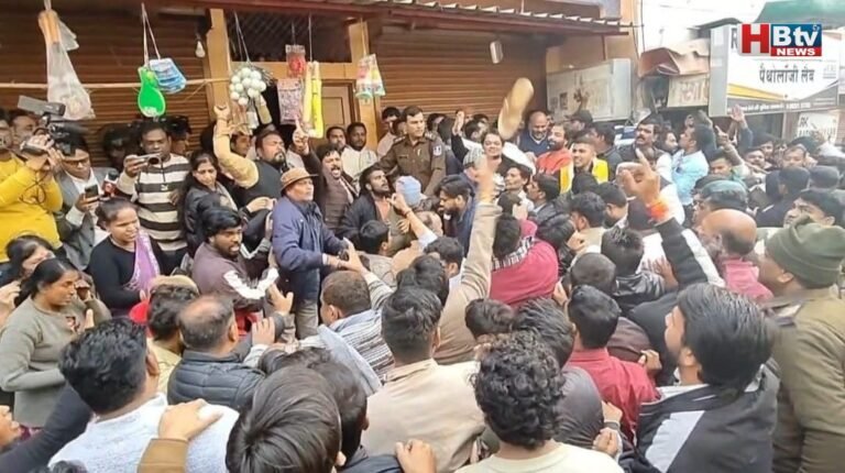 इंदौर के भागीरथपुरा में कांग्रेस और भाजपा के कार्यकर्ता आपस में भिड़े, पूर्व मंत्री सज्जन वर्मा पर किसी ने फेंकी चप्पल, वर्मा को पुलिस ने किया गिरफ्तार