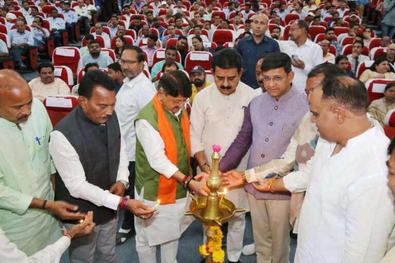 नगर निगम को लेकर मंत्री विजयवर्गीय की फितरत फिर शुरू, महापौर पुष्यमित्र भार्गव को बता दिया विधायक, जोरदार तालियां भी बजवाई