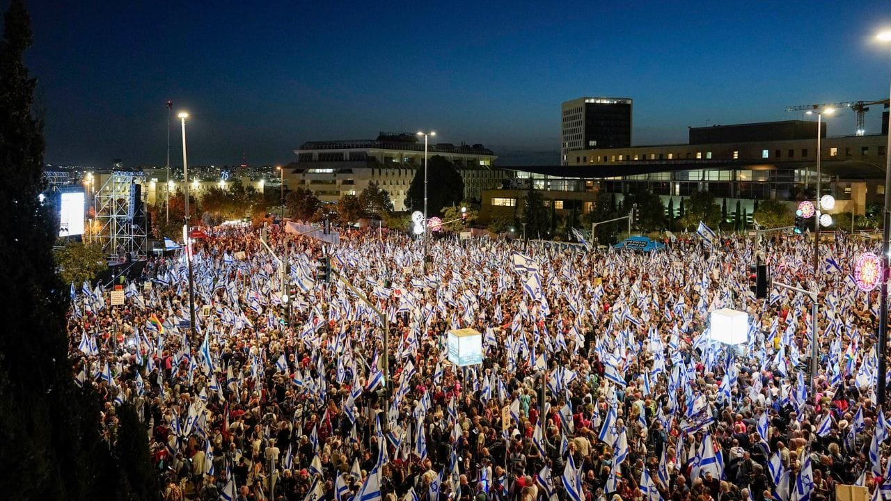 इजराइल में नेतन्याहू सरकार के खिलाफ सड़क पर उतरे लोग, देखें तस्वीरें |  israel protest against pm benjamin netanyahu government see photos | TV9  Bharatvarsh