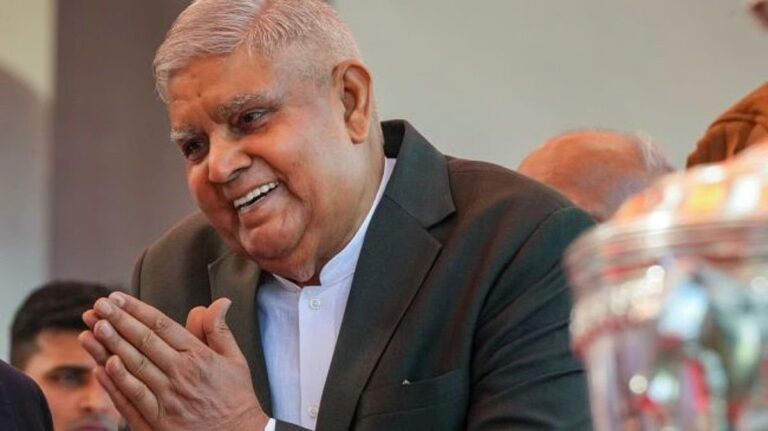 क्या अपने ही लोगों से भिड़-भिड़ कर थक गए थे उपराष्ट्रपति जगदीप धनखड़, कहीं जस्टिस वर्मा का मामला तो नहीं है वजह