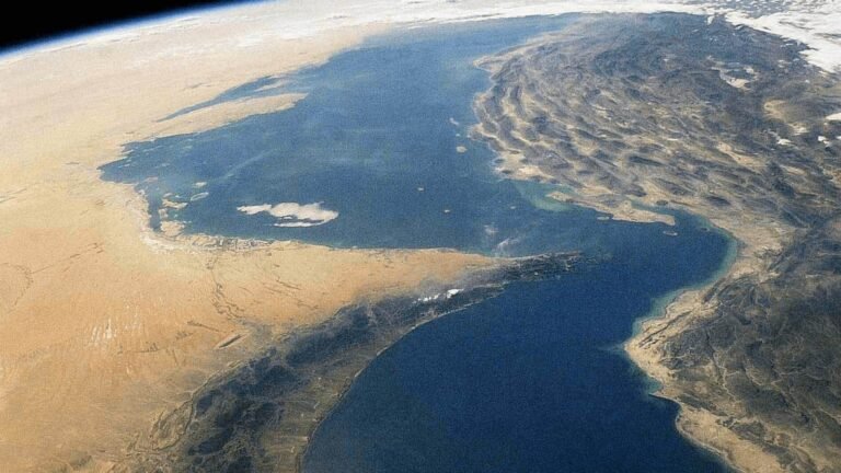 ईरान की चेतावनी: होर्मुज जलडमरूमध्य बंद करने की संसद से मंजूरी, वैश्विक तेल बाजार में मच सकता है भूचाल