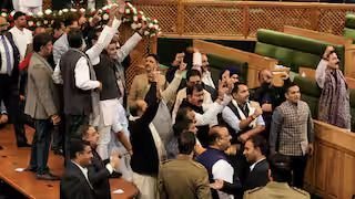 जम्मू कश्मीर ;राज्य के विशेष दर्जा बहाली के प्रस्ताव पर विधानसभा में हंगामा