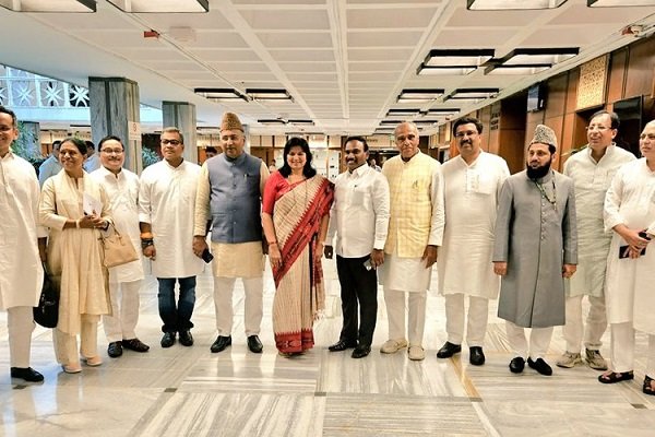 Why did the opposition get angry at the Chief of JPC regarding Waqf Bill? |  वक्फ बिल को लेकर बनी जेपीसी के चीफ पर क्यों भड़का विपक्ष