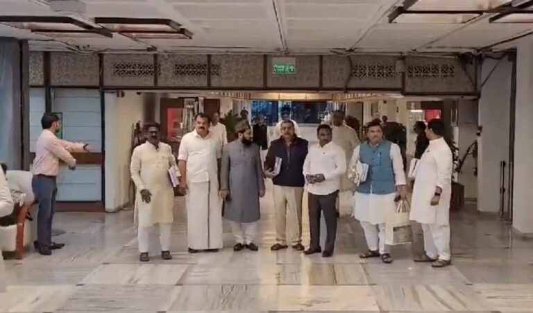 वक्फ संशोधन बिल पर जेपीसी की बैठक में हंगामा, विपक्षी सांसदों ने लगातार दूसरे दिन भी किया बहिष्कार