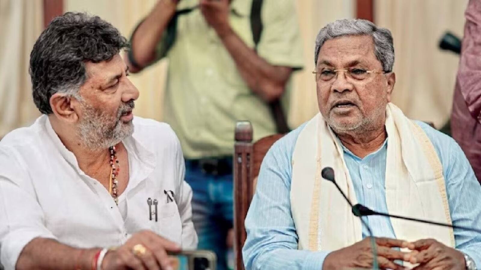 सीएम सिद्धारमैया और डीके शिवकुमार ने की संयुक्त प्रेस कॉन्फ्रेंस, बोले- 'कोई भ्रम नहीं, हम एकजुट हैं' | Moneycontrol Hindi