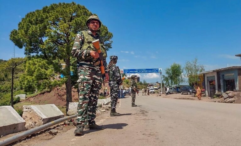 जम्मू-कश्मीर में आतंकियों का हमला जारी, फिर एक प्रवासी मजदूर को मारी गोली, अस्पताल में चल रहा इलाज