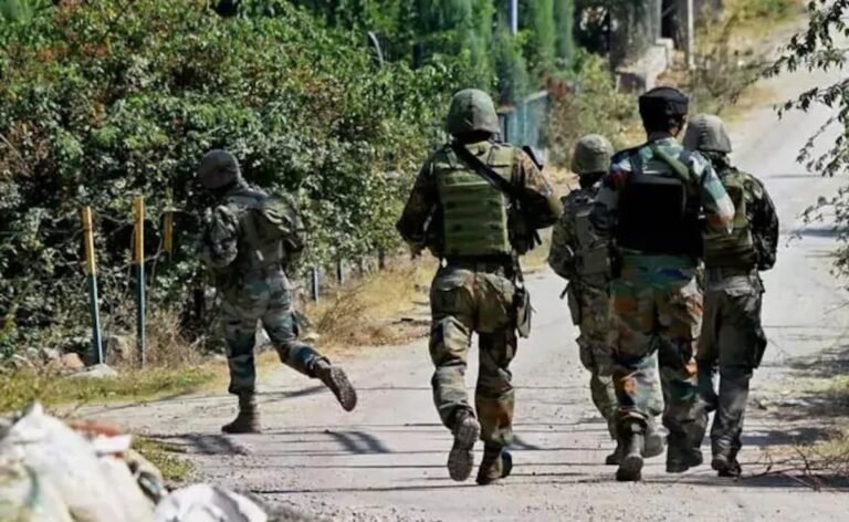 जम्मू-कश्मीर के हंदवाड़ा में सुरक्षाबलों के साथ आतंकियों की मुठभेड़, एक आतंकी मारा गया, काफी संख्या में हथियार बरामद