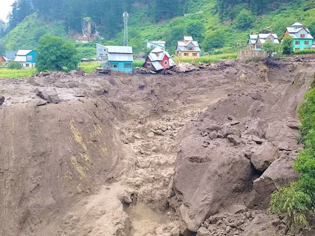 कठुआ में बादल फटने से तबाही, कई घर मलबे में दबे