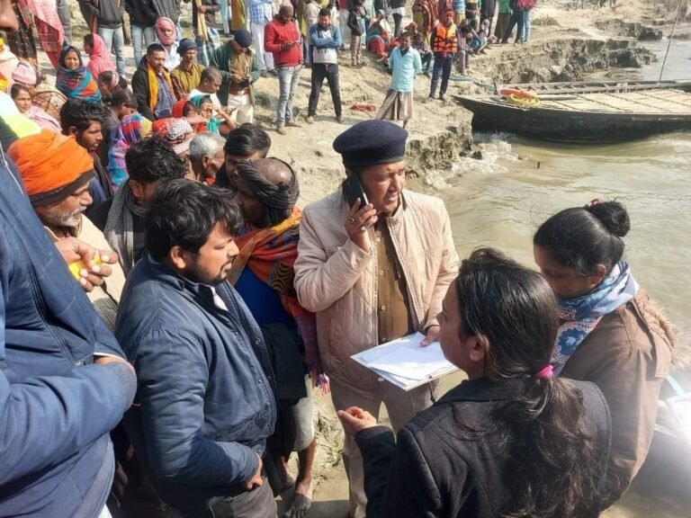 बिहार के कटिहार में गंगा नदी में नाव पलटी, तीन लोगों की मौत, 17 लोग थे सवार, बाकी की तलाश जारी