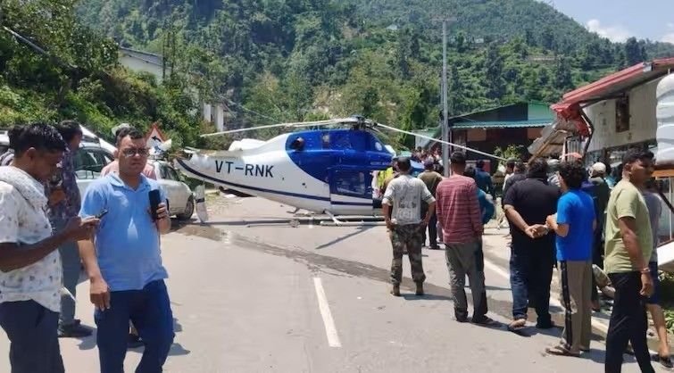 रुद्रप्रयाग के पास केदारनाथ जा रहे हेलीकॉप्टर की हाईवे पर इमरजेंसी लैंडिंग, सभी यात्री सुरक्षित
