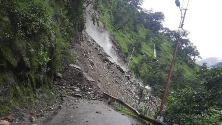 उत्तराखंड के सोनप्रयाग-गौरीकुंड पैदल मार्ग पर भूस्खलन, तीन दिन तक बंद रहेगी केदारनाथ यात्रा