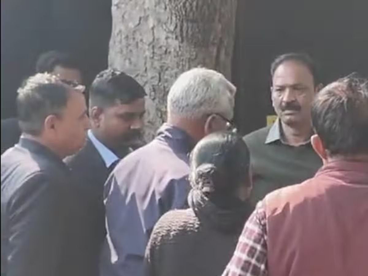 दिल्ली में आप के आरोपों पर बवाल, भाजपा की शिकायत पर एलजी का एक्शन, केजरीवाल के घर पहुंची एसीबी दिल्ली में आप के आरोपों पर बवाल, भाजपा की शिकायत पर एलजी का एक्शन, केजरीवाल के घर पहुंची एसीबी