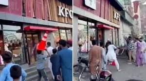 पाकिस्तान में केएफसी के ख़िलाफ प्रदर्शनों के दौरान हिंसा, 170 से अधिक लोग गिरफ़्तार