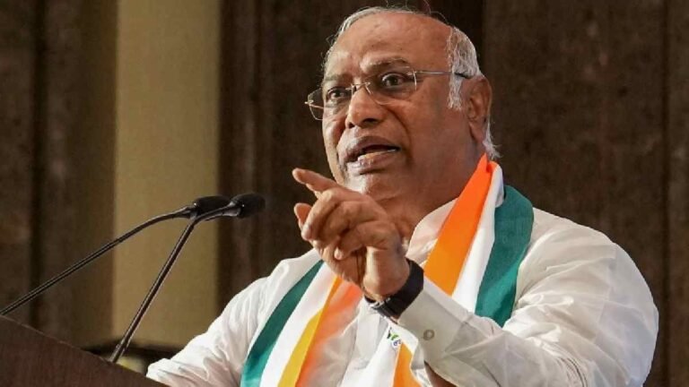 कांग्रेस अध्यक्ष खड़गे का पीएम मोदी पर निशाना, कहा-56 इंच का सीना अब छोटा हो गया