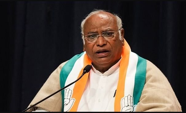 एटीएम शुल्क बढ़ाने पर कांग्रेस का केंद्र सरकार पर हमला, खरगे ने कहा- 'बैंक बने लूट के कलेक्शन एजेंट'